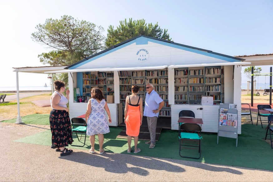 À Menton, la bibliothèque s'invite à la plage ! 